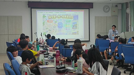 連江縣政府文化處舉辦多元閱讀推廣計畫，AI素養課程帶領介壽國小高年級學童學會辨識、提問與判斷。
