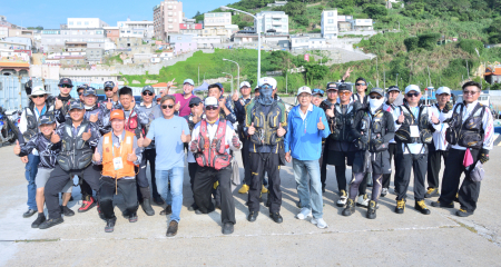 115年連江縣運動會社會組磯釣團體賽21日在東引登場，最終南竿鄉以50公克之差擊敗莒光鄉，拿下今年縣運首面團體賽金牌。鄉長林德建前往碼頭為參賽選手加油打氣。（圖／文：陳其敏）