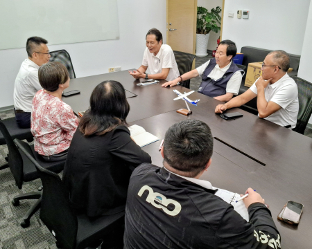 縣長王忠銘、議長張永江等人拜會華信航空總經理莊明哲，爭取高雄－馬祖航線增至每週三班，強化對外交通。（圖：連江縣政府）