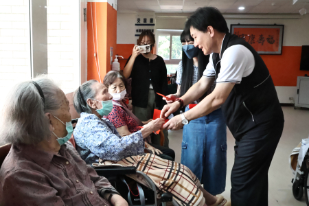 中秋送暖　副縣長代表縣長關懷大同之家長者
