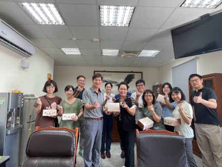 提前送祝福　莒光鄉代會致贈敬恆與東莒教師節禮物