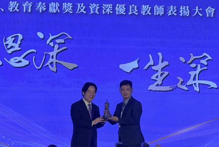 連江縣政府教育處督學黃祥晟獲總統賴清德頒發師鐸獎。