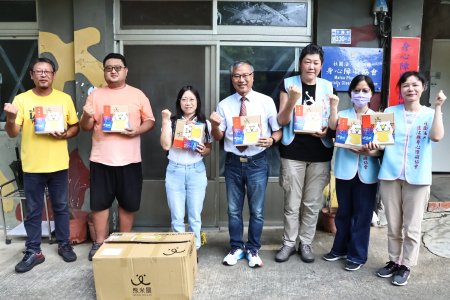 國民黨連江縣黨部代表黨主席鄭麗文，致送中秋禮盒予大同之家與身障協會，傳遞節慶溫暖。（圖／文：王致潔）