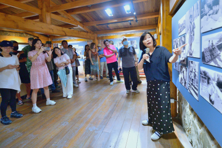 「戀曲1990」攝影展22日在東引故事館開幕，鄉親與當年影中人齊聚展場，透過黑白影像共同回味1990年前後的東引。（圖／文：陳其敏）