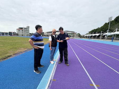 為迎接即將舉行的離島運暨連江縣運動會，連江縣政府辦理福澳運動場整建及改善工程，教育處長王禮民昨日到場進行初驗視察。（圖／文：鄭綿綿）