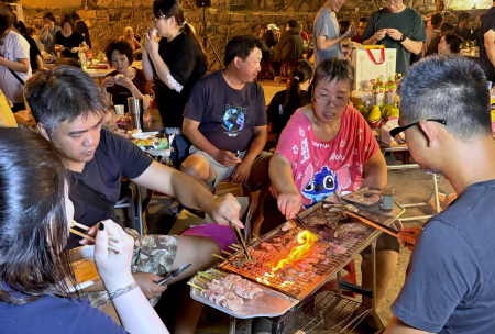 東引鄉舉辦中秋聯歡派對，軍民齊聚忠誠門前廣場烤肉同歡，在歌聲與笑聲中共度中秋佳節。（圖／文：陳其敏）