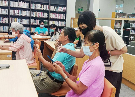樂齡AI新潮班　長者操作手機學習數位功能