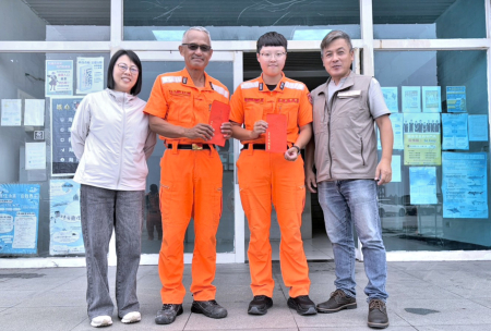 東引鄉長林德建代表縣長王忠銘致贈秋節加菜金，慰勞駐守東引的國軍官兵及海、岸巡人員，感謝長期堅守崗位守護家園。（圖：東引鄉公所）