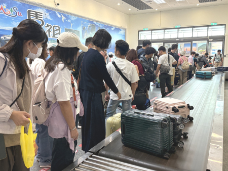 中秋與教師節連假第一天，海空合計載運1,954位旅客抵馬。（圖／文：王致潔）