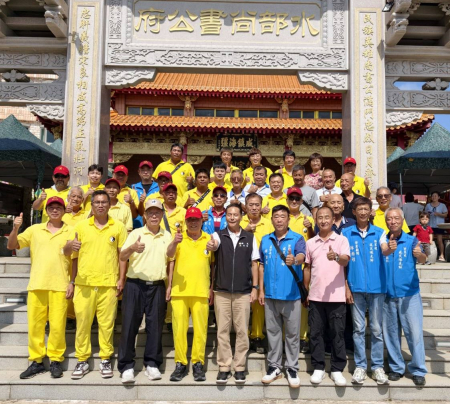 西莒威武陳元帥廟一行人跨海前往北竿，參與尚書公暨龍大帝聖誕祝壽活動，與縣長王忠銘等人上香祝壽，延續兩地宮廟多年來的往來情誼。（圖／文：鄭禮頤）