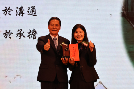 115年教師節表揚大會，縣長王忠銘為其頒發40年資深優良教師獎項。（圖：王致潔）