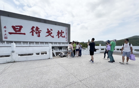 中秋連假首日，南竿熱門打卡景點枕戈待旦、北海坑道湧現觀光人潮，吸引許多遊客駐足拍照。（圖／文：鄭綿綿）