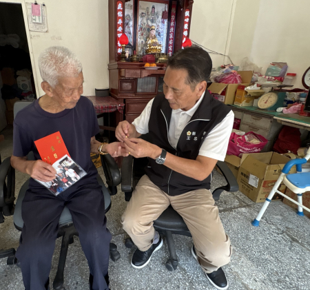介壽村曹依瀏95歲生日　縣長王忠銘獻上祝福