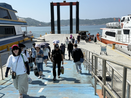 連假第2天馬祖旅遊熱度不減，逾千人入境馬祖，馬祖酒廠等景點湧現穿梭人潮。（圖／文：王致潔）