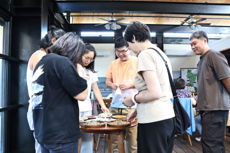 博仁堂周建文分享百年中藥行成功轉型的歷程，為在地產業注入創思；學員體驗手作香包，感受中藥文化轉譯的魅力。（圖／文：王致潔）