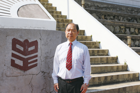 中正國中小校長林元忠四十年守護馬祖教育，陪伴孩子們健康快樂地成長與學習。（圖：中正國中小）