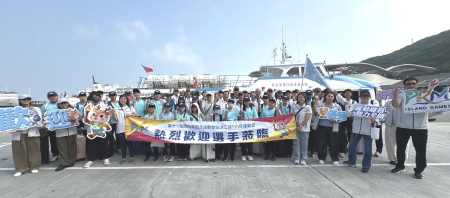 東引鄉及東引國中小代表隊昨日抵達南竿，參加本年度縣運暨離島運動會，縣長王忠銘特別前往福澳碼頭迎接，為選手加油打氣。（圖／文：鄭綿綿）