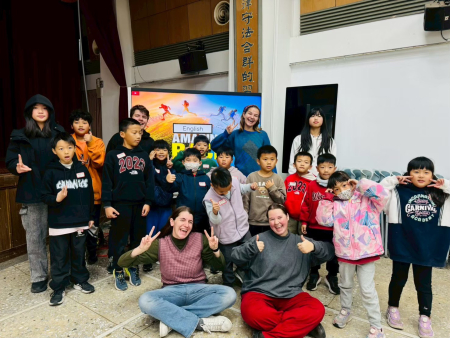 MQ（前排右1）、Maggie（前排左1）、Paulina（後排右2）及Grant（後排左3）4位美籍外師透過寓教於樂的教學，與在地學生們打成一片。（圖：縣府教育處）