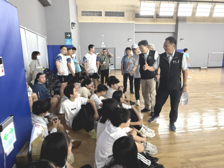 縣長王忠銘率縣府團隊巡視離島運暨縣運4大競賽場地，並關心選手整備狀況，為各路好手加油打氣。（圖／文：王致潔）