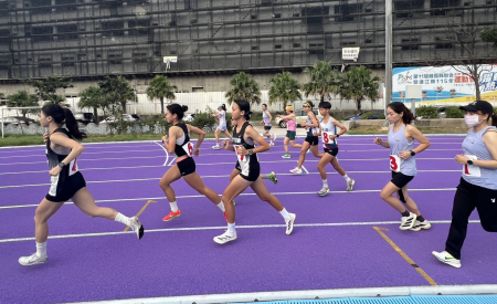離島運田徑項目5千公尺鳴槍起跑，金門黃世昌、林玟稱王封后。（圖／文：馮紹夫）