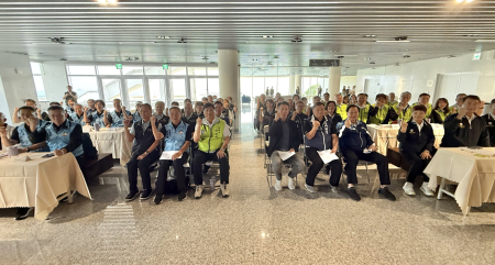 連江縣長王忠銘（中）、金門縣副縣長陳祥麟（左）及澎湖縣副縣長林皆興（右）簽署離島首長合作宣言，齊聲向中央爭取增購離島三縣共用之醫療備援直升機。（圖／文：王致潔）