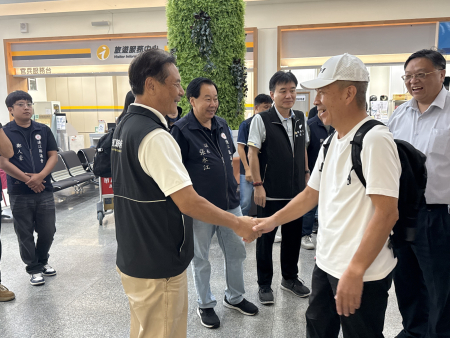 離島運落幕，金澎貴賓搭包機離馬，縣長王忠銘、議長張永江偕同府會團隊於通關口歡送，展現馬祖熱情。（圖／文：王致潔）