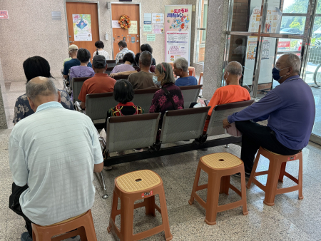 縣立醫院特別加開「左流右新」假日門診，提供平日不便的鄉親多元選擇，一早現場即湧現排隊人潮。（圖／文：王致潔）