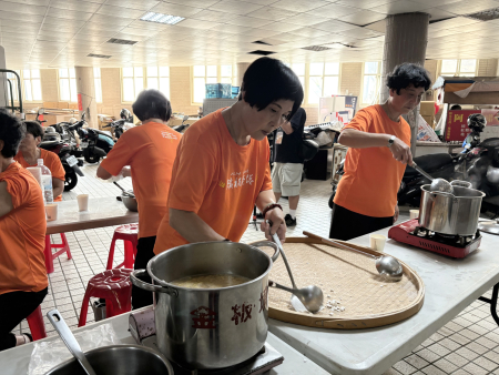 白丸創意料理競賽邀請多組在地鄉親大展廚藝，更邀請民眾直接化身為評審投票，選出人氣白丸創意料理，比賽結果第一名香菇鮮肉絲，並由縣長王忠銘頒獎表揚。（圖／文：鄭綿綿）