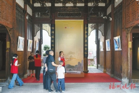 ▲遊客在福州市美術館看展。
