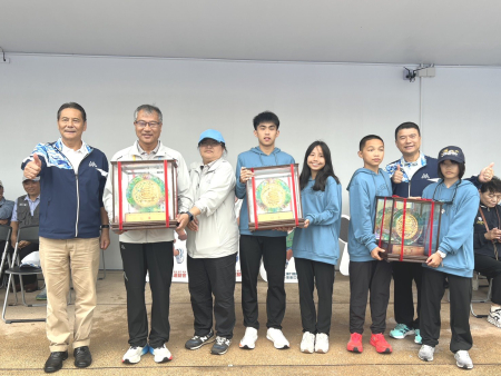 第11屆離島縣聯合運動會暨 115 年連江縣運動會5日閉幕，縣長王忠銘將大會旗交由下屆主辦縣澎湖縣。（圖／文：馮紹夫）