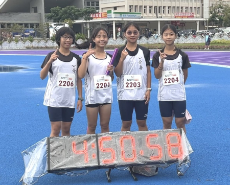 縣運國中女生組1600公尺接力，介壽國中陳薇亘、曹馨予、陳映潔、陳叡渝以4分50秒58成績破大會紀錄。（圖／文：馮紹夫）