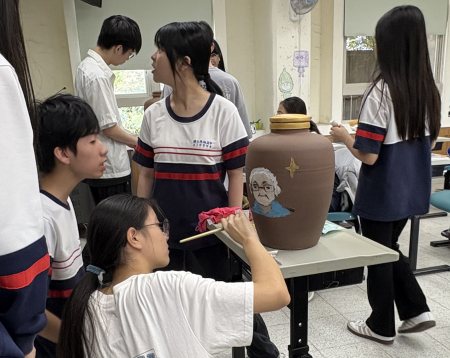 馬祖高中學生參與酒甕彩繪，將海洋文化畫入創作中，也有人將學校張鵬翔教官畫進作品，並獲得高人氣第一名。（圖／文：鄭綿綿）