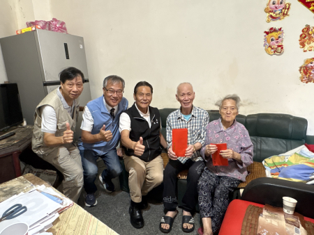縣長王忠銘昨日與南竿鄉長林志東前往介壽村，向長者們致贈重陽敬老禮金，其中探訪最高齡的長者102歲的人瑞王火金女士，表達對百歲長者的敬意與關懷。（圖／文：鄭綿綿）