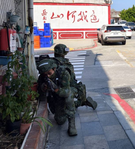 北高守備大隊近期執行基地測驗任務，官兵與軍車配合各項課目進行演練，軍車穿梭北竿街道，也讓居民及遊客更直接感受到島上特有的戰地氛圍。（圖／文：鄭禮頤）