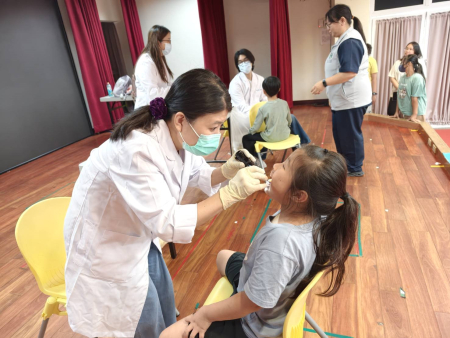 北竿鄉全人整合照護計畫7、8日走入塘岐國小、塘岐幼兒園及中山國中，醫療團隊為學生進行牙齒塗氟及口腔健康檢查，透過校園服務讓孩子從小養成正確的護牙習慣。（圖／文：鄭禮頤）