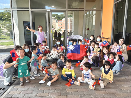 南竿公托迎雙十　寶貝手拿國旗開心遊行