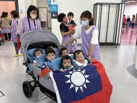 老師帶領孩子們手拿小國旗踏出教室展開遊行，寶貝們歡快揮舞小國旗，體驗熱鬧的節慶氣氛。（圖：南竿公托）
