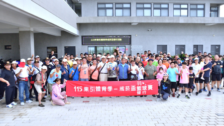 東引軍民以健行迎接雙十國慶，透過運動倡導戒菸與健康生活，讓國慶不只有節日歡慶，更有珍惜健康、凝聚情感的意義。（圖／文：陳其敏）
