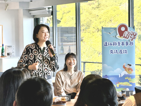 立委王鴻薇與媒體人陳鳳馨自外部視角暢談馬祖特色與願景，激盪多元想法，吸引關心公共事務的鄉親與青年共思未來。（圖／文：王致潔）