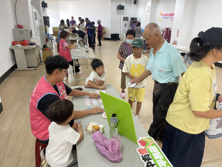 連江縣政府與婦女會共同辦理「島嶼同行．職場共好」勞動權益巡迴宣導活動11日走進西莒，向民眾介紹勞動權益等相關知識。（圖／文：宋幸儒）