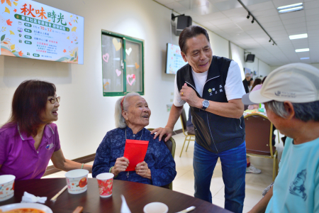 王忠銘訪東引與長輩共餐　提前送上重陽祝福