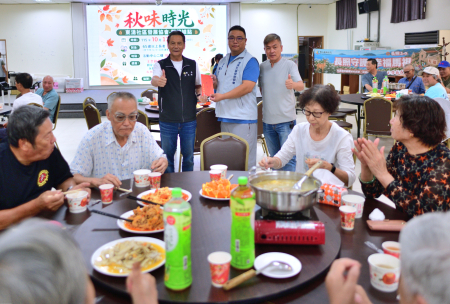 縣長王忠銘12日到東引訪視，前往民眾活動中心陪伴長輩共餐、話家常，提前送上重陽節祝福；並致贈加菜金予東湧社區發展協會，感謝協會長期投入長者共餐服務。（圖／文：陳其敏）