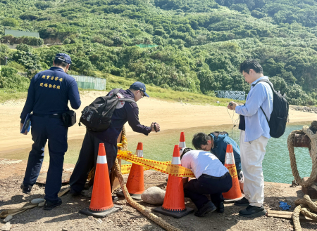 職安署及刑事警察局鑑識人員前往平台船現勘，針對艙室內氣體進行檢測，發現相鄰艙室含氧量僅15％。（圖／文：蔡夢玲）