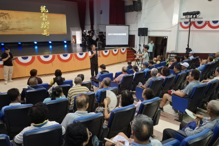 馬尾區海峽閩劇團在北竿中正堂粉墨登場，現場座無虛席，縣長王忠銘也親臨與鄉親一同觀戲，在鄉音中度過難忘的重陽藝文夜。（圖：連江縣政府）
