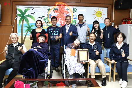 縣長王忠銘一行登門向王火金（圖一）、陳桂香（圖二）、張金蓮（圖三）、曹德水、鄭金蓮（圖四）等5位南竿百歲人瑞致贈重陽禮金與金鎖片，祝賀福壽綿延。（圖／文：王致潔）