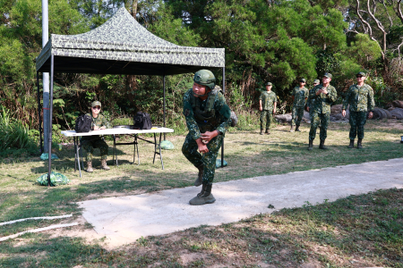 參賽官兵實施手榴彈投擲，展現精實戰技與訓練成果。