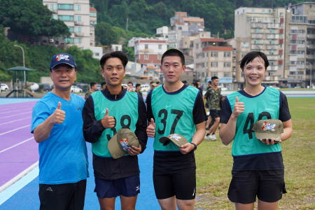 指揮官與官兵合影，勉勵官兵勇於挑戰自我。