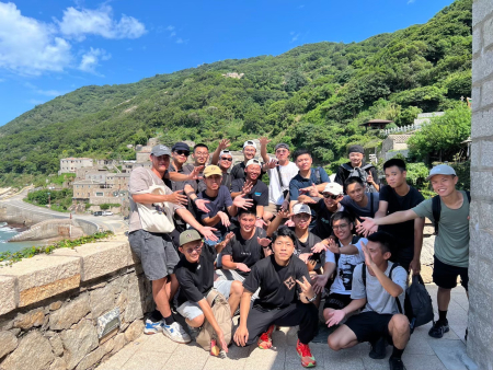 官兵探索芹壁閩東式建築，感受戰地風情。