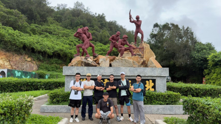 官兵於北海坑道開心合影，留下深刻記憶。