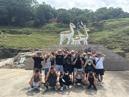 官兵走訪大坵島，於梅花鹿造景前合影留念。